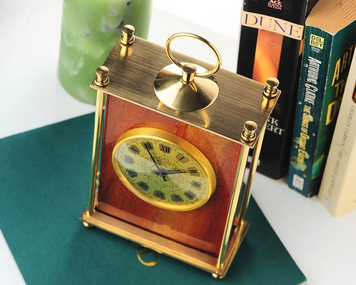 Vintage Molnija mechanical table clock in wood & hand polished brass, with 12 days power reserve!