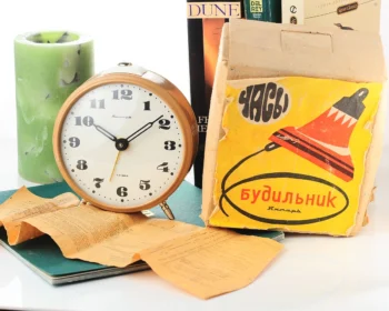 Yantar' vintage Soviet mechanical alarm clock - biege, 4.25 inches diameter - NOS!