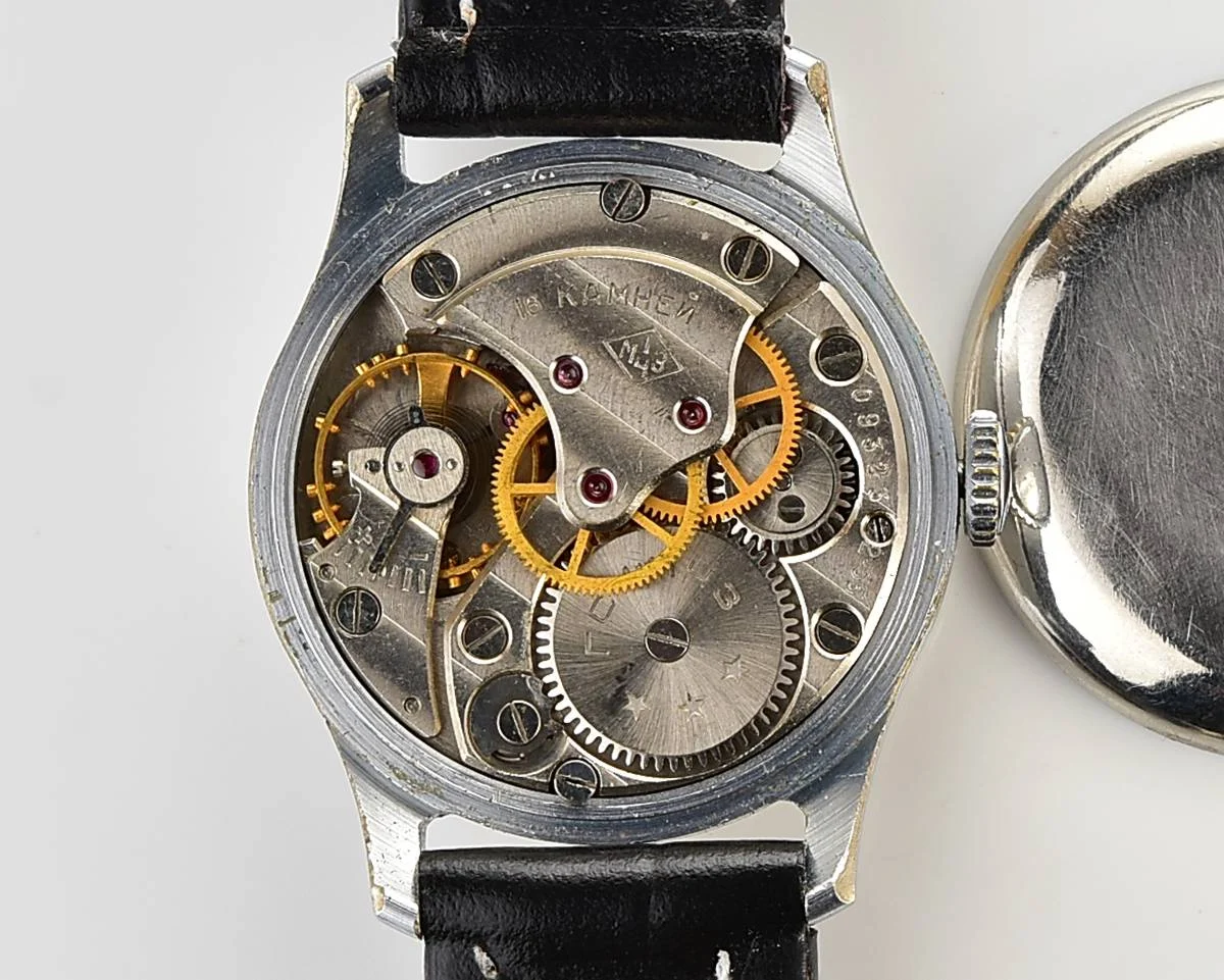 Excellent Moskva Soviet vintage mechanical watch with rare textured dial!