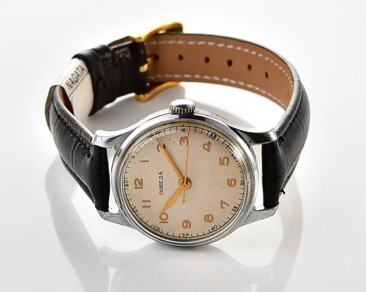 Vintage Soviet Pobeda watch with central second hand, from 1950s, 1MChZ factory