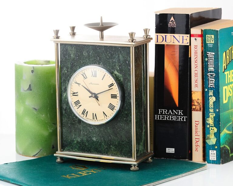 Vintage Molnija green marble mechanical table clock with 12 days power reserve!