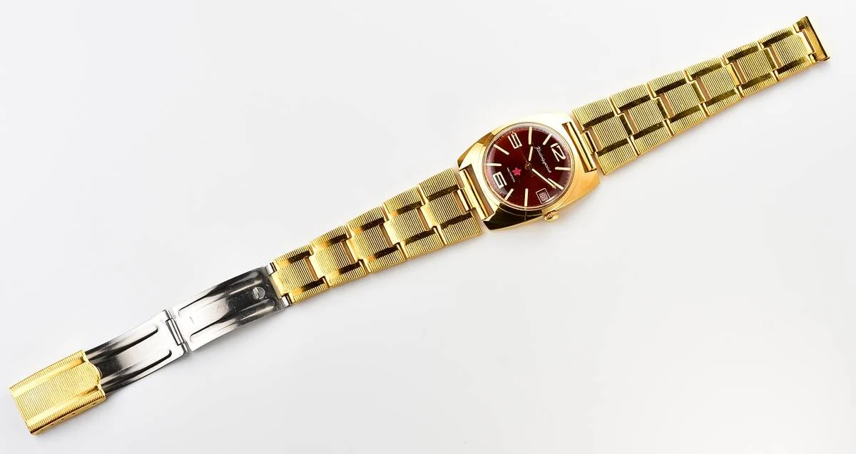 Excellent Soviet gold-plated Vostok Komandirskie mechanical watch - Zakaz MO CCCP - with engraved back!