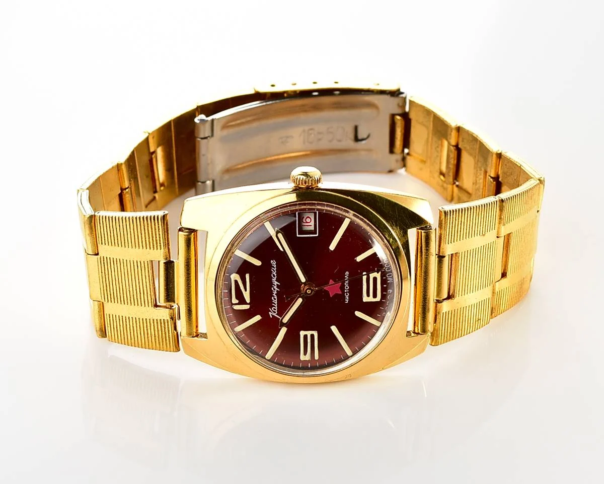 Excellent Soviet gold-plated Vostok Komandirskie mechanical watch - Zakaz MO CCCP - with engraved back!