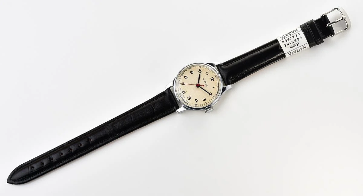 Excellent vintage Pobeda watch with central seconds hand and diamond shaped crown!