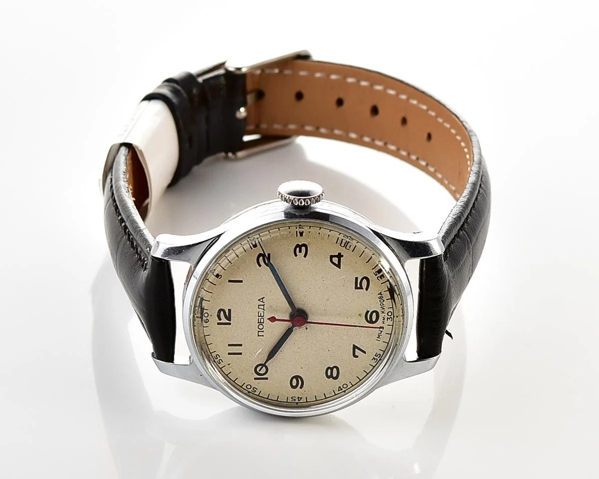 Excellent vintage Pobeda watch with central seconds hand and diamond shaped crown!