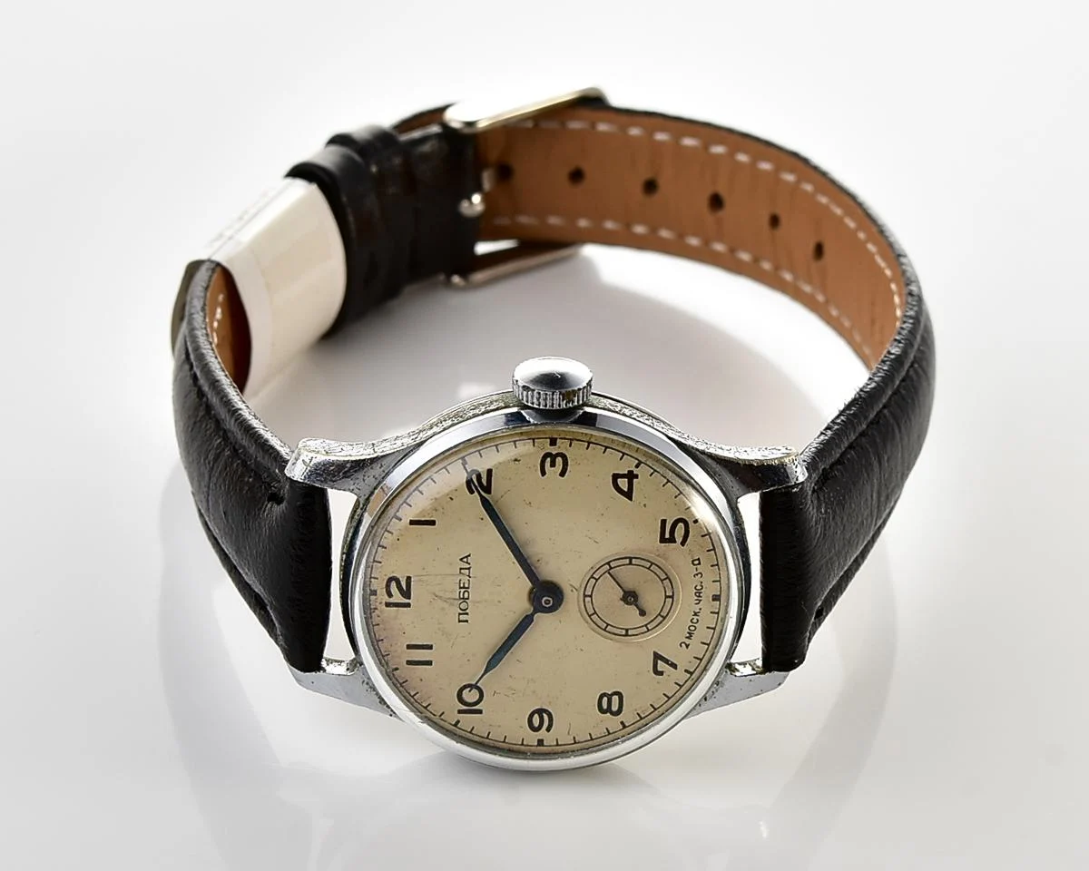 Soviet mechanical Pobeda vintage watch, 2MChZ from the 1st quarter 1954