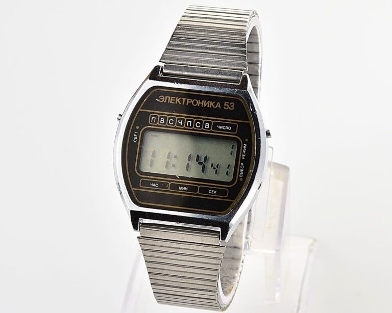 Digital vintage USSR wristwatch Elektronika 53 with stainless steel bracelet