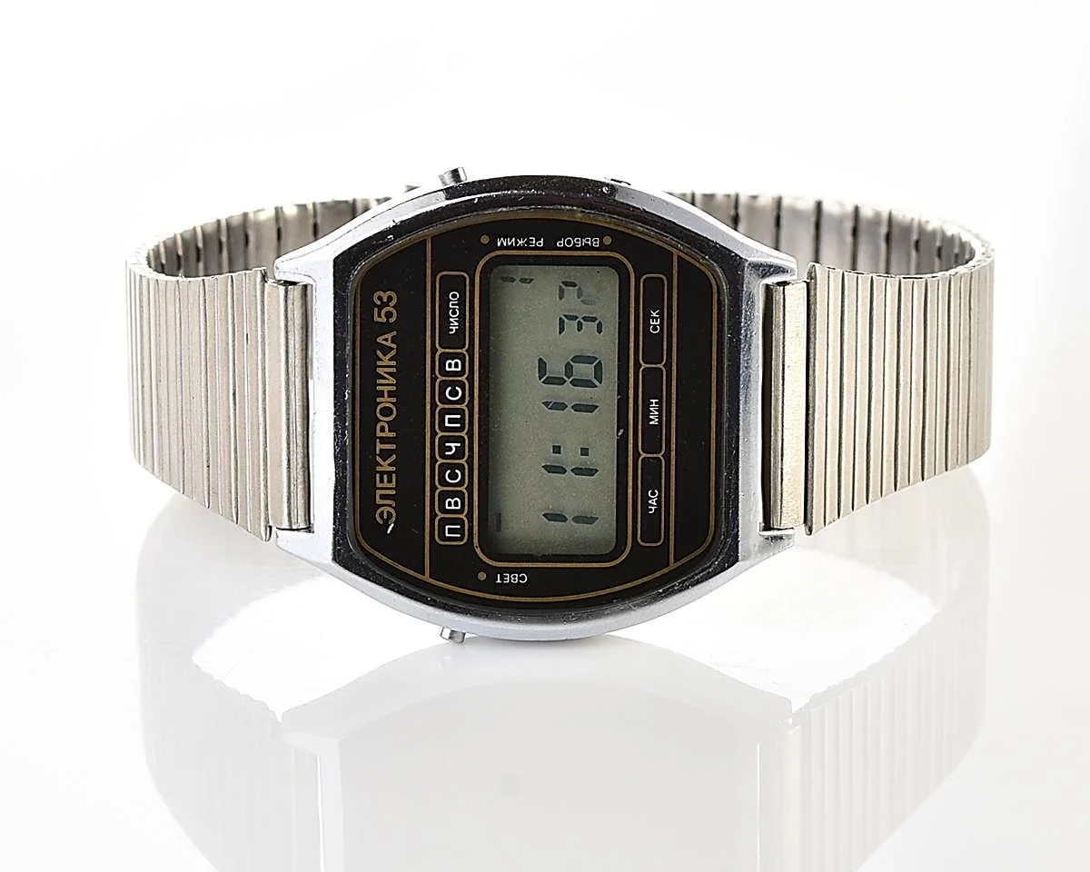 Digital vintage USSR wristwatch Elektronika 53 with stainless steel bracelet