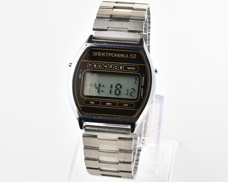 Digital vintage USSR wristwatch Elektronika 53 with stainless steel bracelet