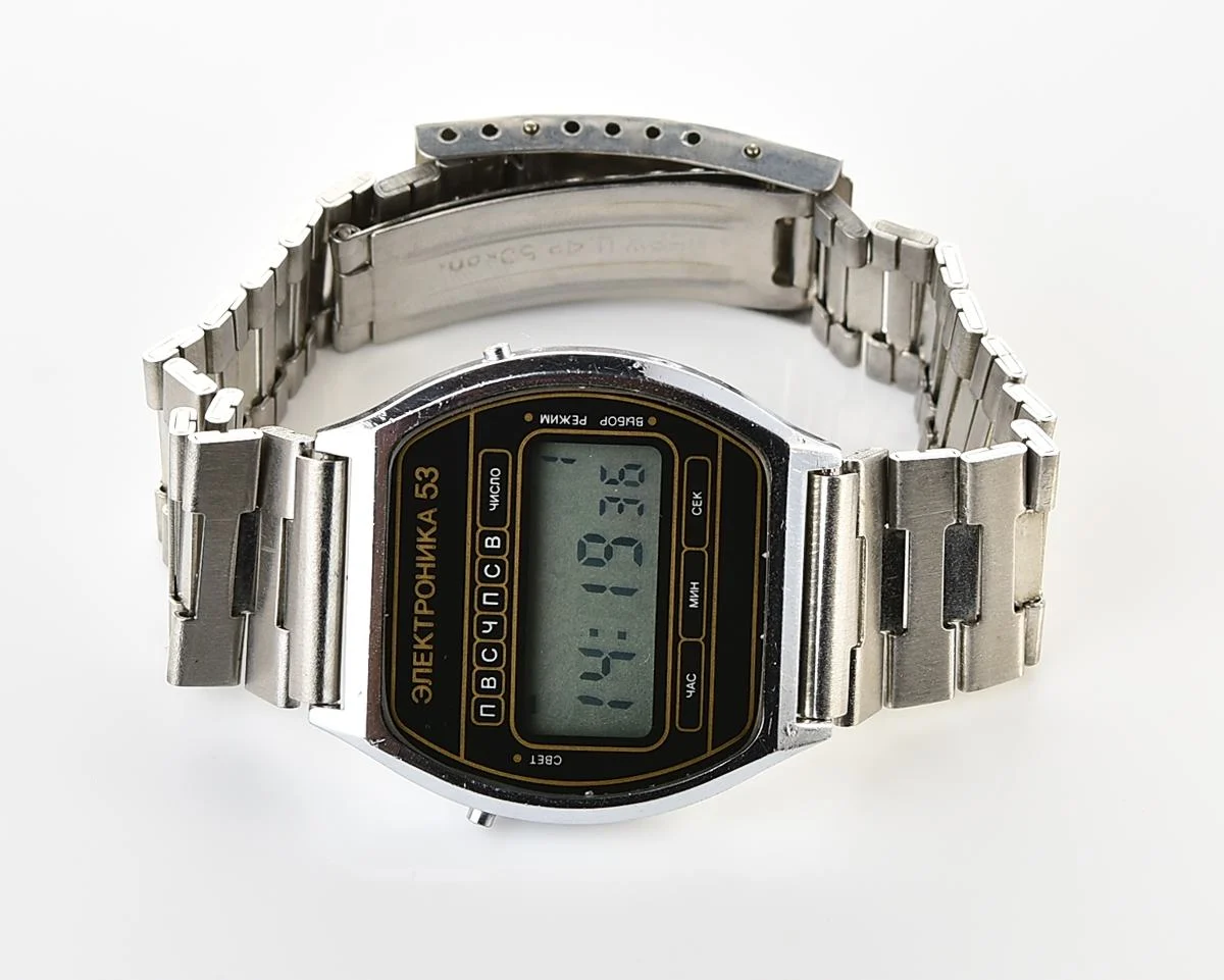 Digital vintage USSR wristwatch Elektronika 53 with stainless steel bracelet