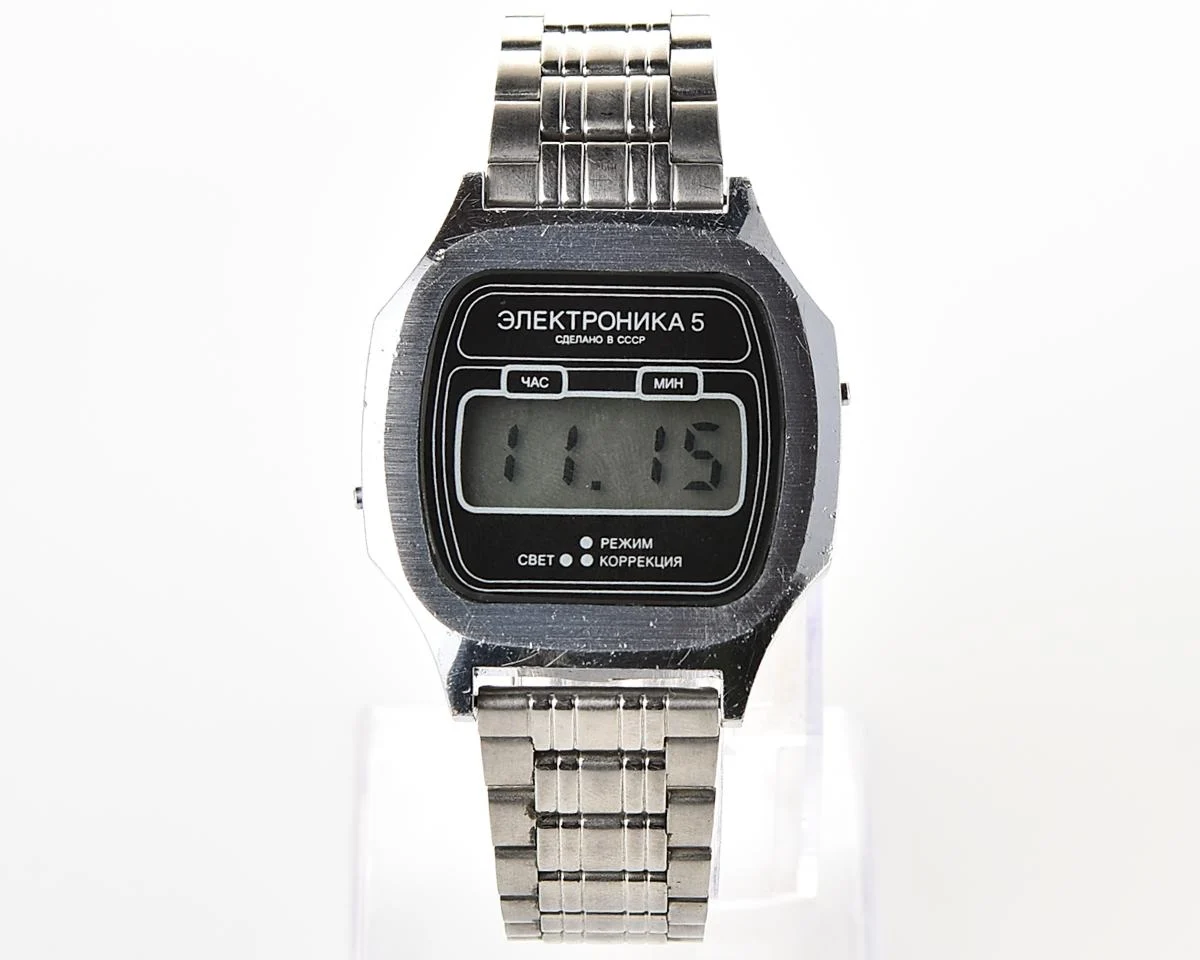 Vintage USSR digital wristwatch Electronika 5 with steel bracelet