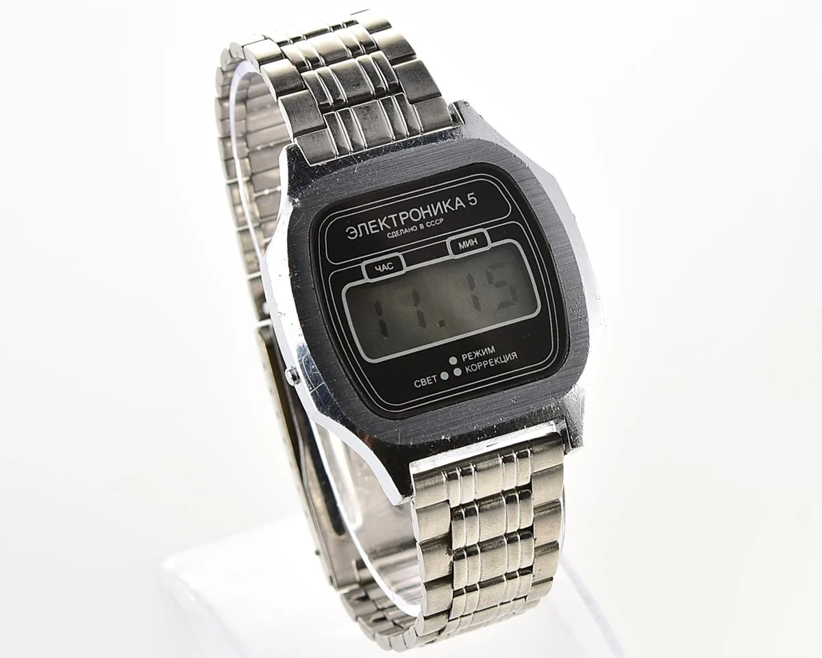 Vintage USSR digital wristwatch Electronika 5 with steel bracelet