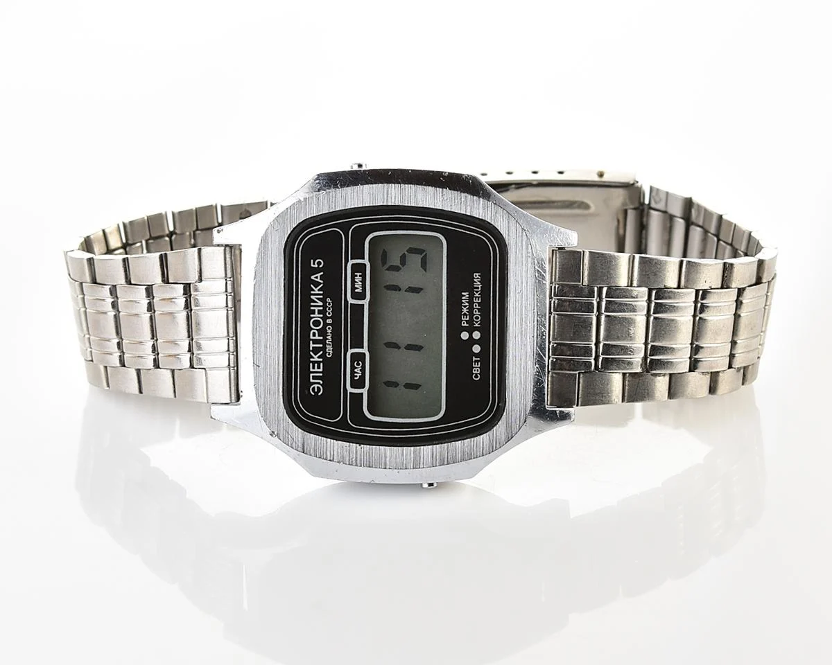 Vintage USSR digital wristwatch Electronika 5 with steel bracelet