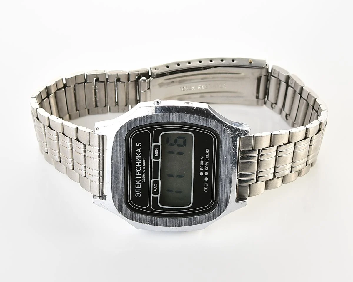 Vintage USSR digital wristwatch Electronika 5 with steel bracelet