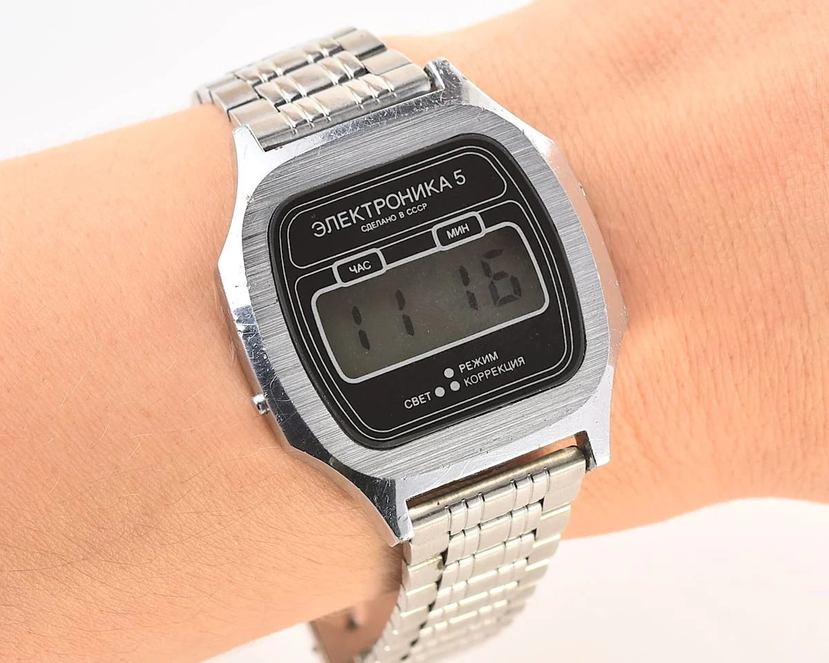 Vintage USSR digital wristwatch Electronika 5 with steel bracelet