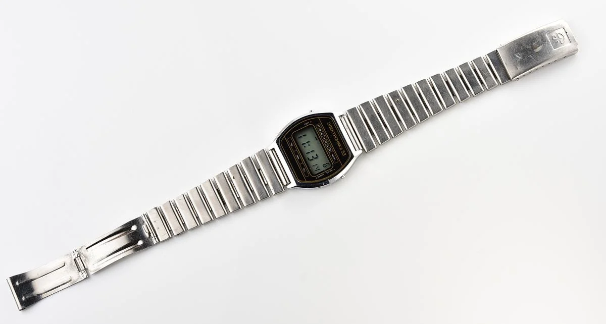 Digital vintage USSR wristwatch Elektronika 53 with stainless steel bracelet