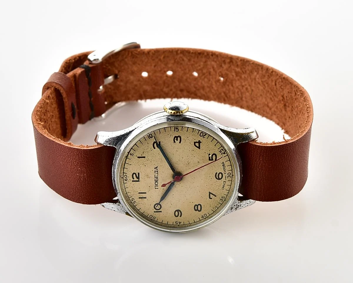 Vintage Soviet Pobeda with central second hand and diamond shaped crown, from 1954!