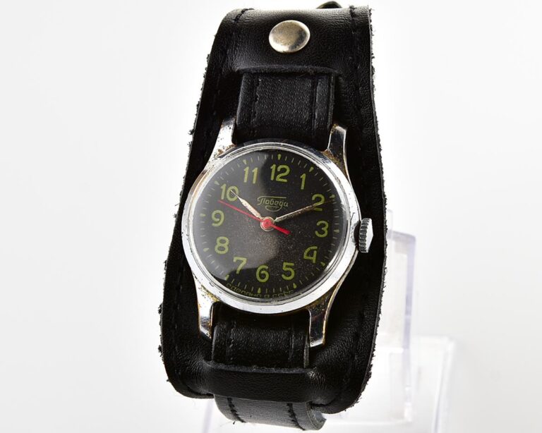 ZiM soviet mechanical watch with central seconds hand
