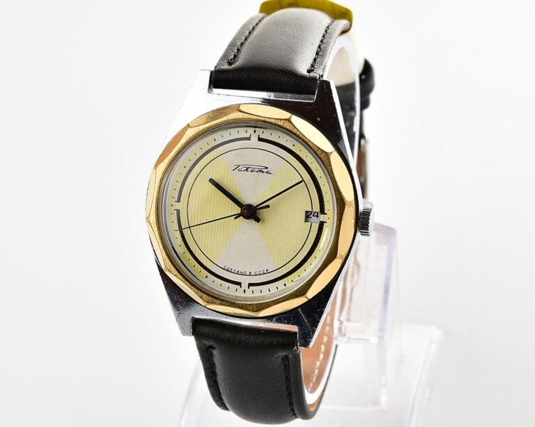 Large soviet RAKETA vintage mechanical watch with stylish minimalistic dial