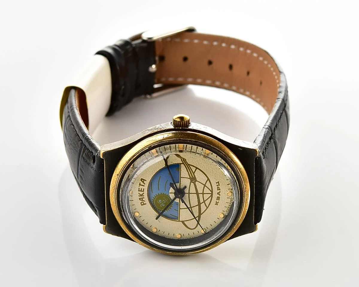 Rare Soviet Raketa Day / Night phases quartz watch