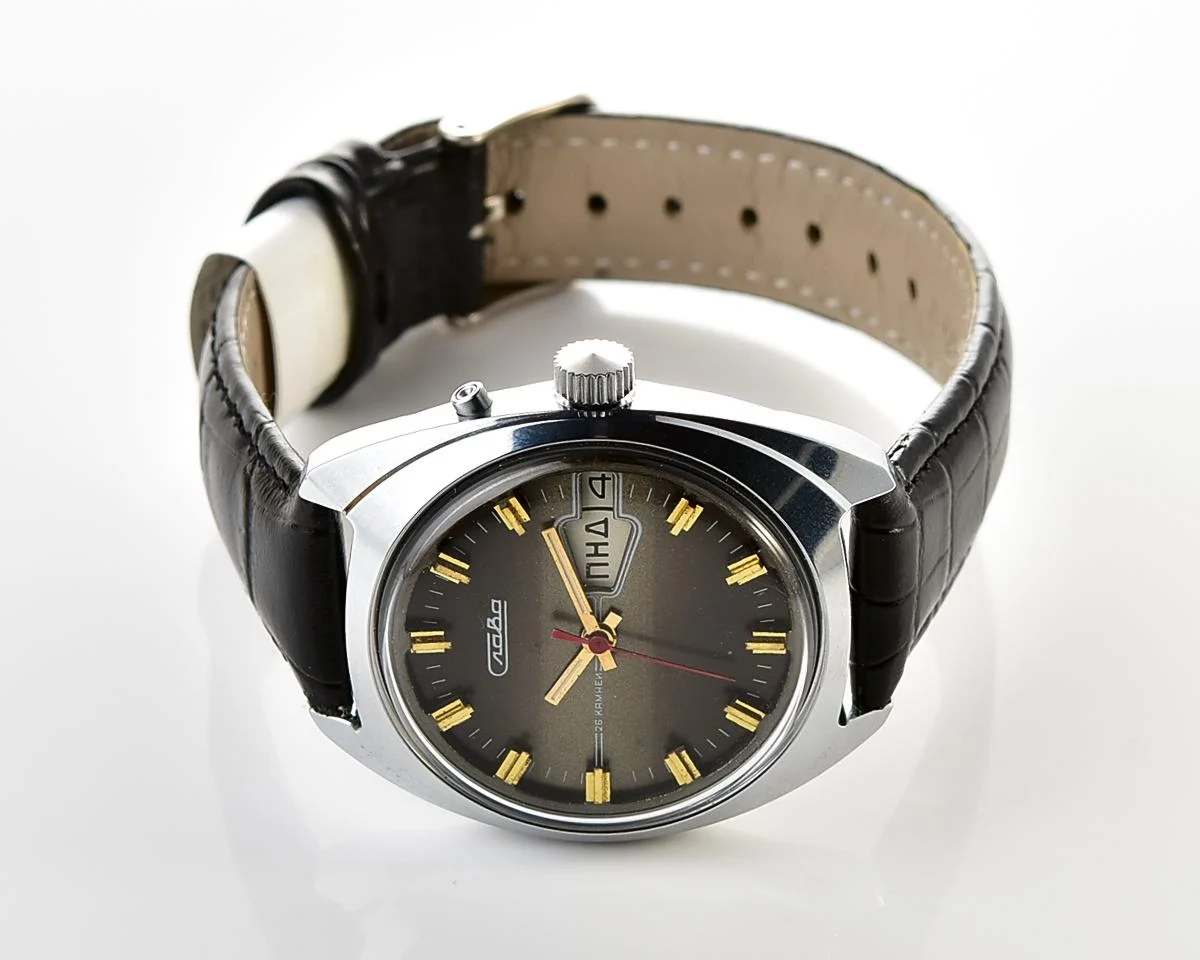 Excellent Slava Soviet mechanical vintage watch with day/date calendar