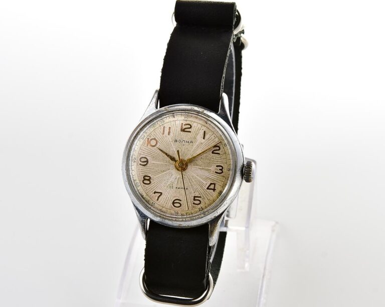 Soviet VOLNA 22 jewels vintage mechanical watch - 2nd quarter of 1960!