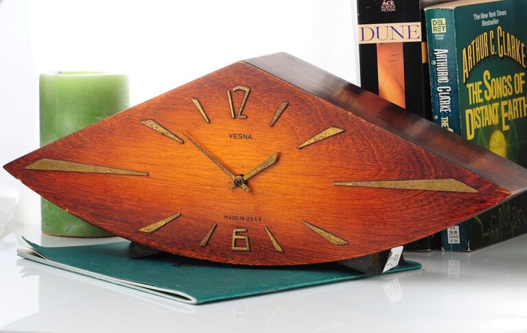 VESNA soviet mechanical table clock (fireplace mantel clock) in wooden body - export version