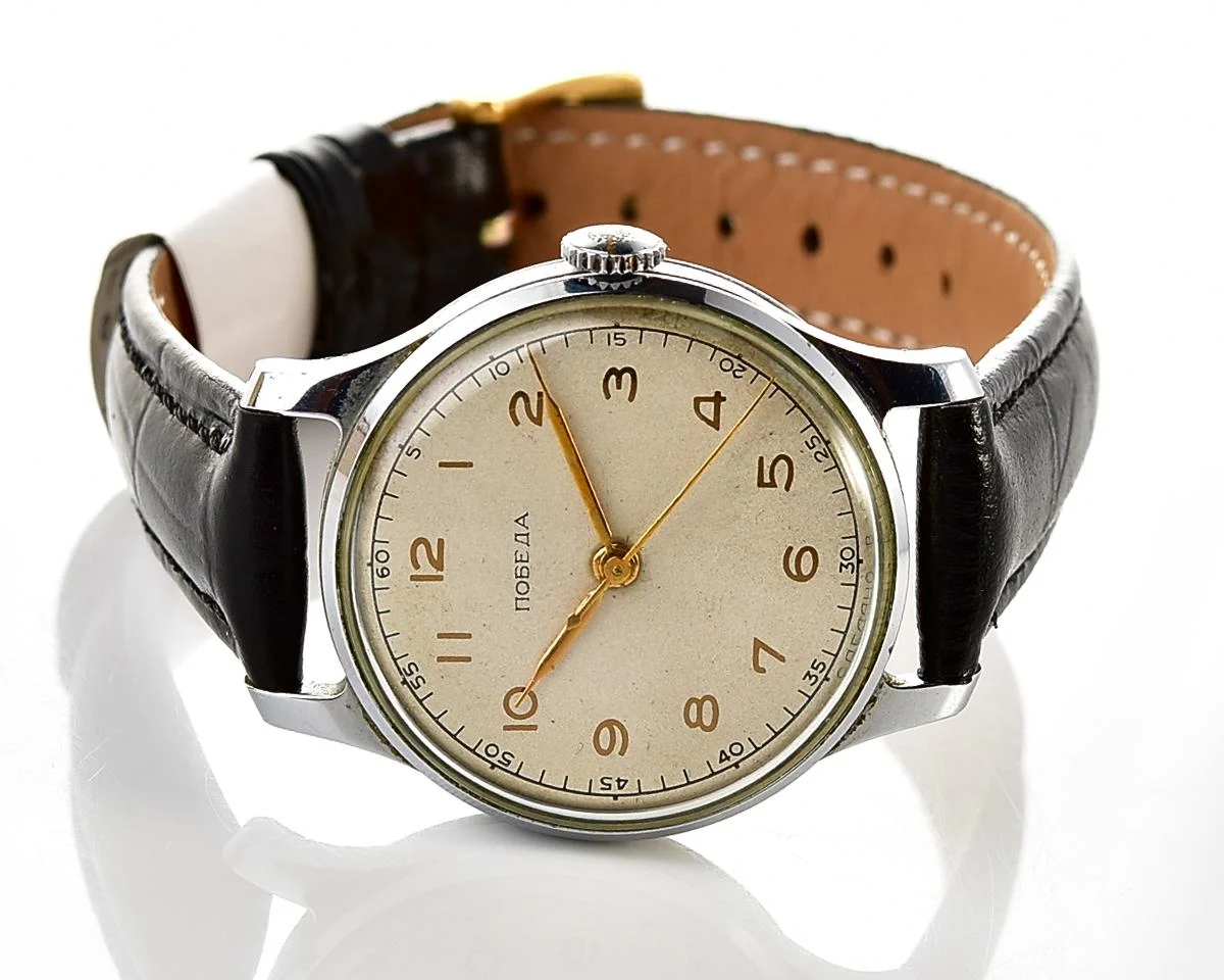 Vintage Soviet Pobeda watch with central second hand, from 1950s, 1MChZ factory