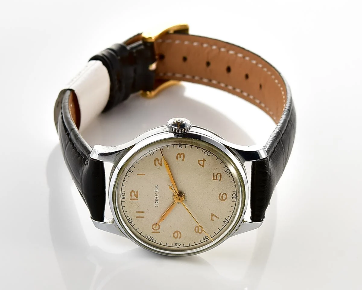 Vintage Soviet Pobeda watch with central second hand, from 1950s, 1MChZ factory