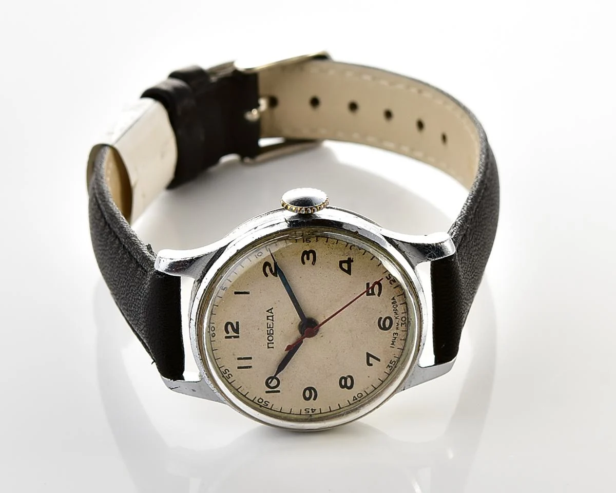 Excellent vintage Pobeda watch with central seconds hand and diamond shaped crown!