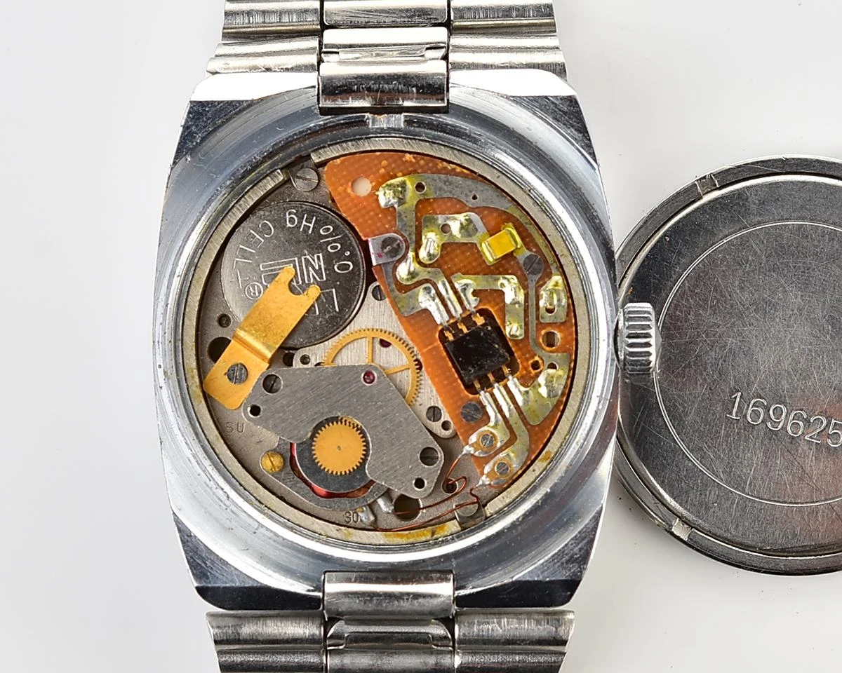 Excellent Soviet Slava quartz wristwatch with beautiful faceted crystal!
