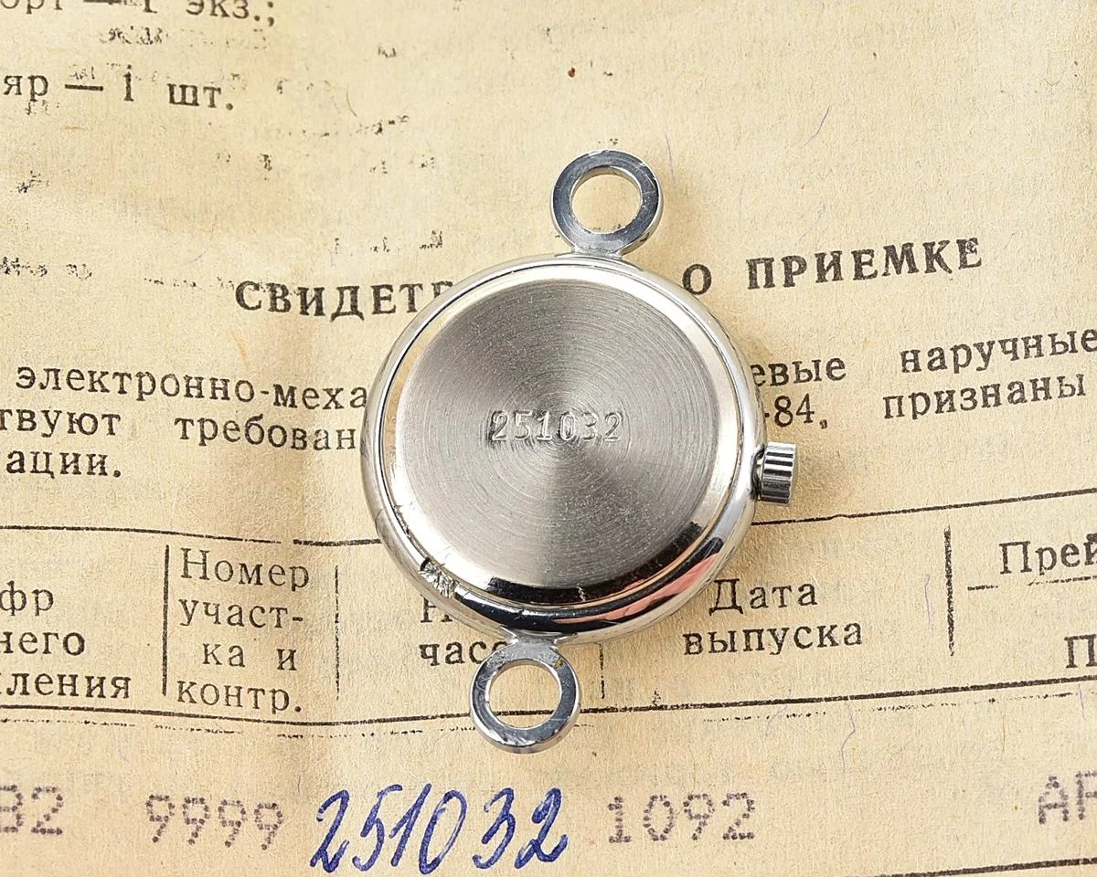 TIME CAPSULE: Chaika quartz wrist watch for ladies - NOS!
