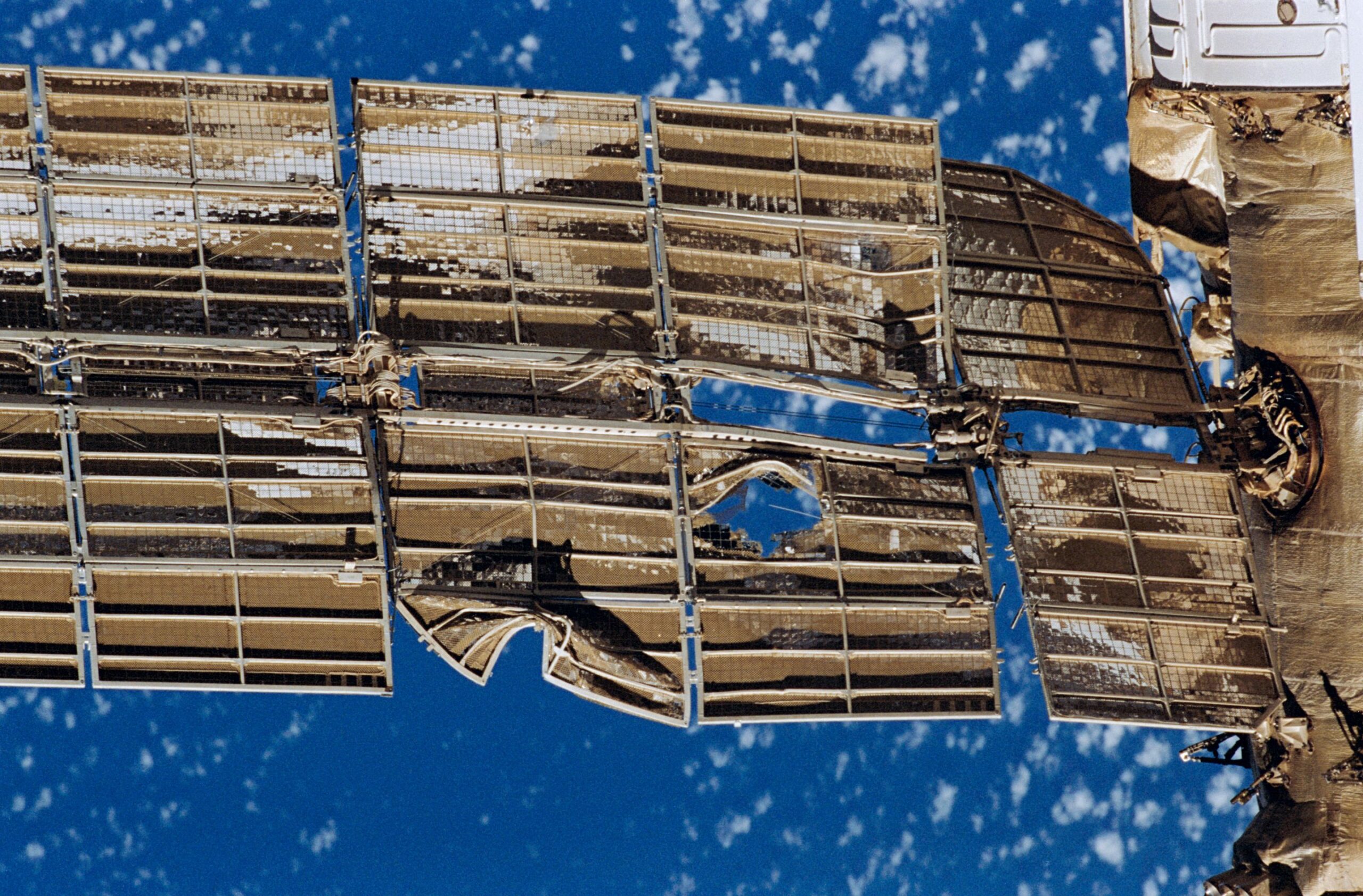 Damaged_Spektr_solar_array