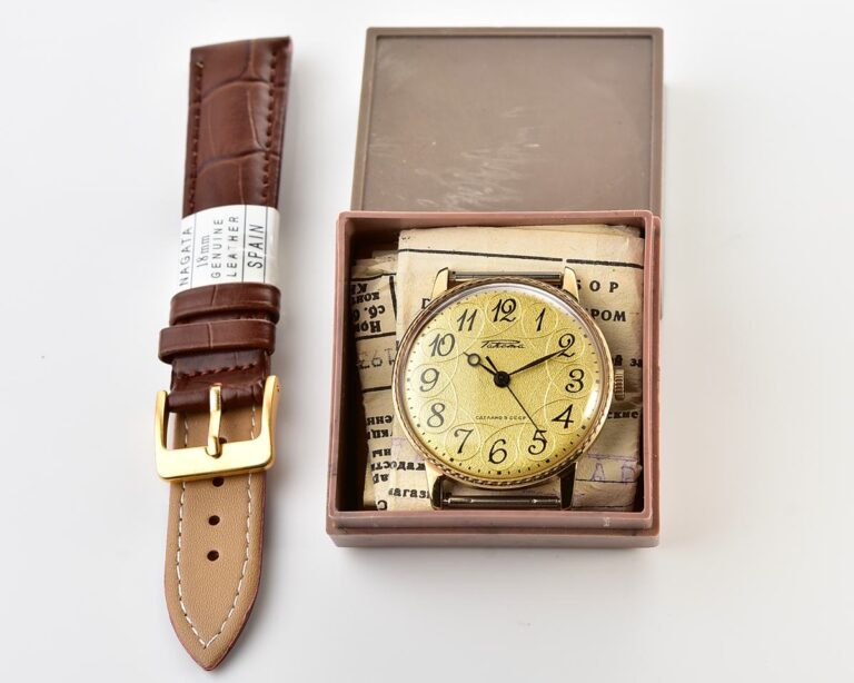 TIME CAPSULE: Vintage gold-plated soviet Raketa watch, NEW old stock(NOS)!