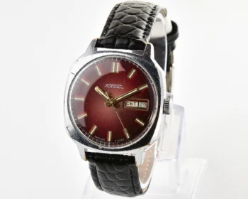 Soviet mechanical Raketa with automatic self-winding movement