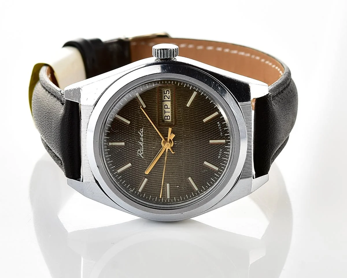 Raketa vintage mechanical wrist watch with double calendar and uncommon textured dial!