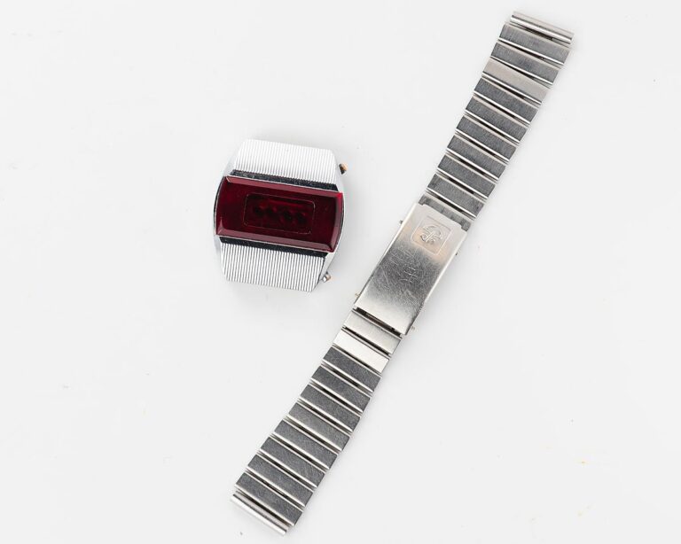 First RED LED Digital Vintage USSR Wrist Watch Electronika E-1 Pulsar!
