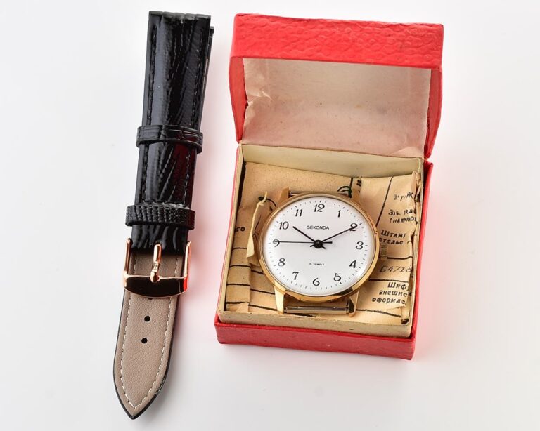 TIME CAPSULE: Vintage gold-plated soviet Sekonda (Raketa) watch, New Old Stock(NOS)!