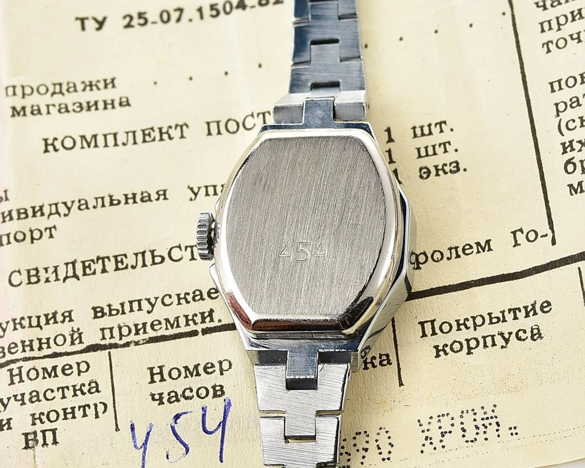 Time Capsule: Soviet vintage mechanical wristwatch Luch for ladies - New Old Stock (NOS)!