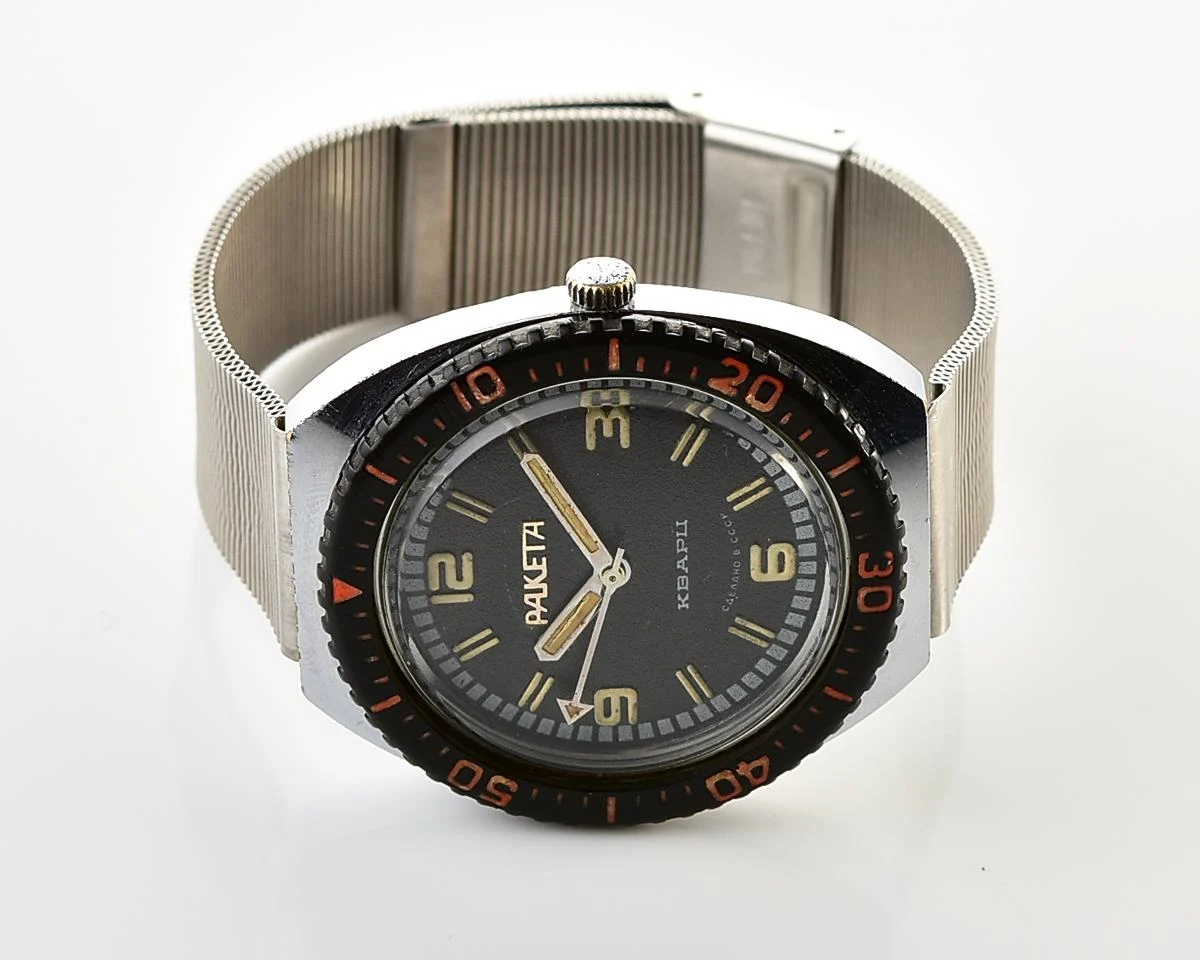 Vintage Soviet Raketa quartz watch with rotating bezel & Raketa branded steel bracelet!