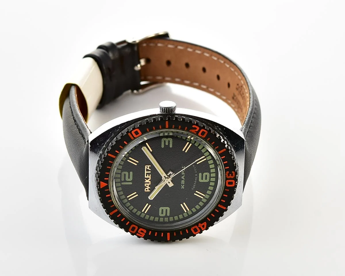 Excellent vintage Soviet Raketa quartz watch with rotating bezel