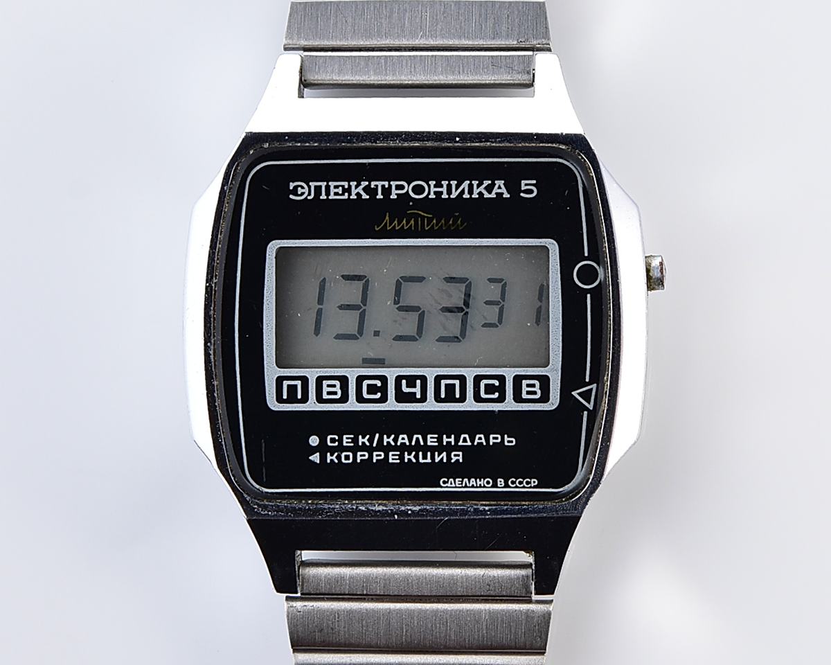 Digital vintage USSR wristwatch Electronika-5 with stainless steel bracelet