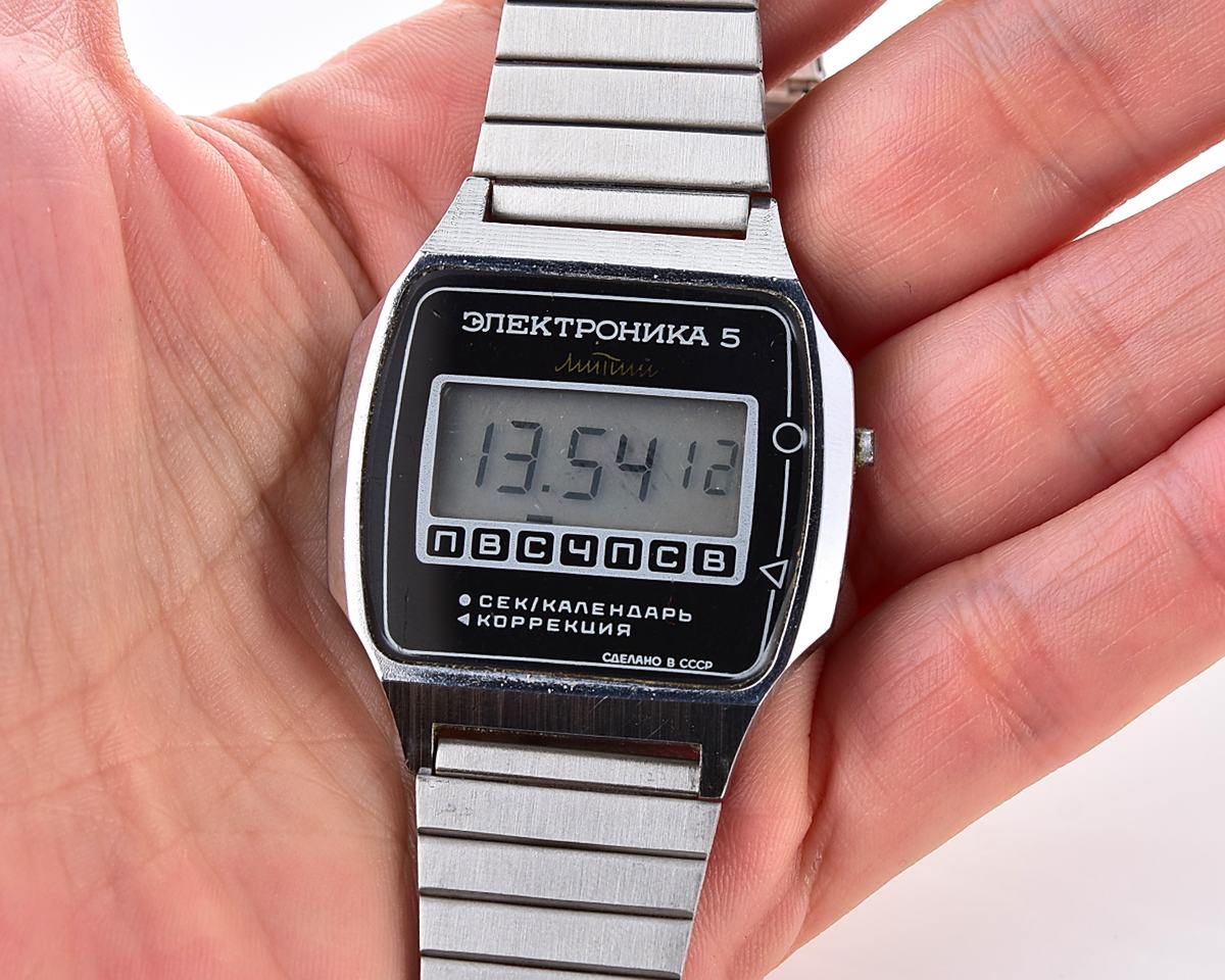 Digital vintage USSR wristwatch Electronika-5 with stainless steel bracelet