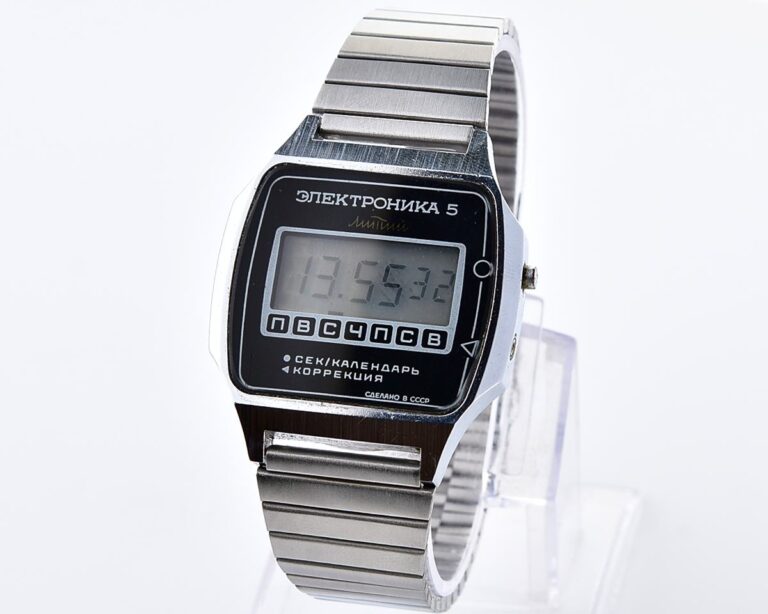 Digital vintage USSR wristwatch Electronika-5 with stainless steel bracelet