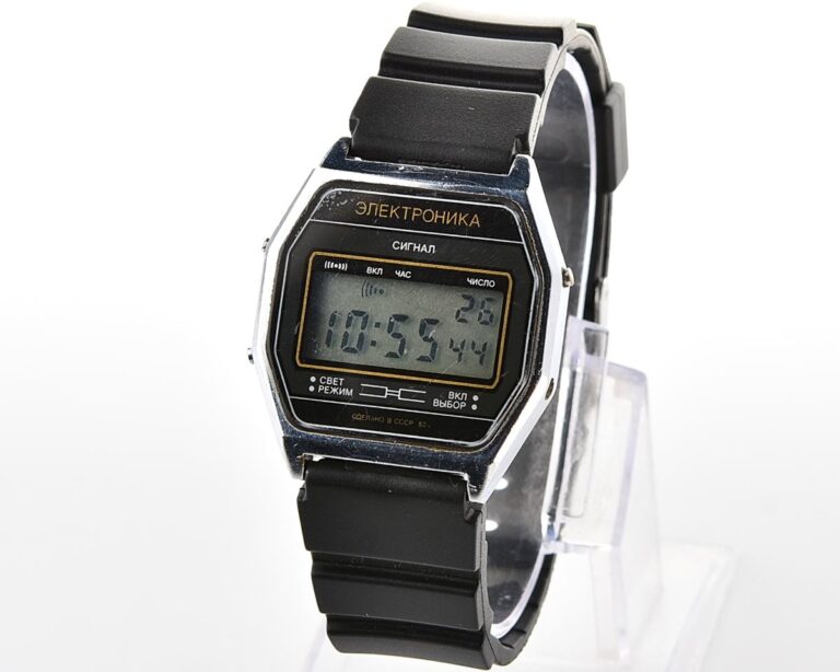 Digital vintage USSR wristwatch Elektronika-52 Signal