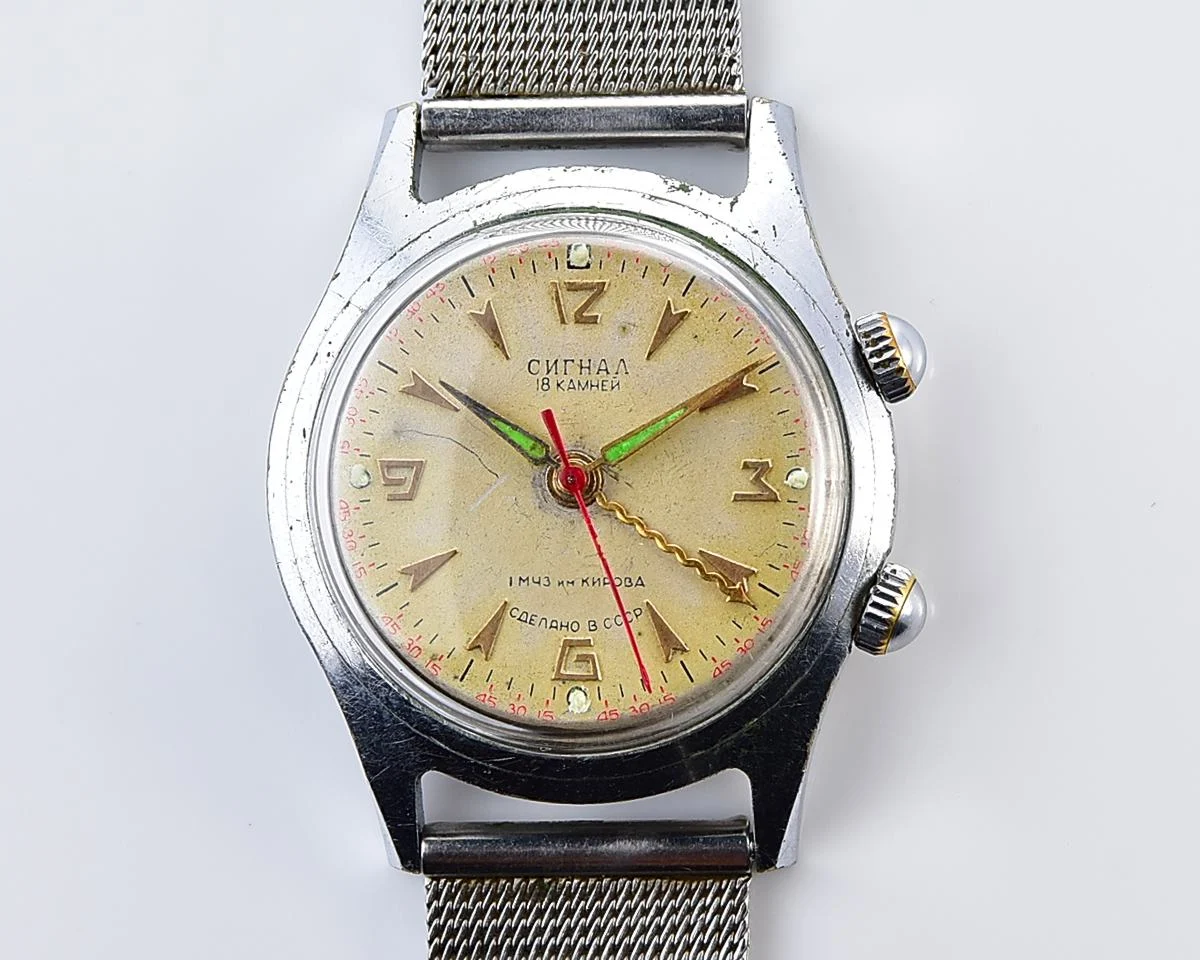 Signal vintage mechanical watch with alarm function