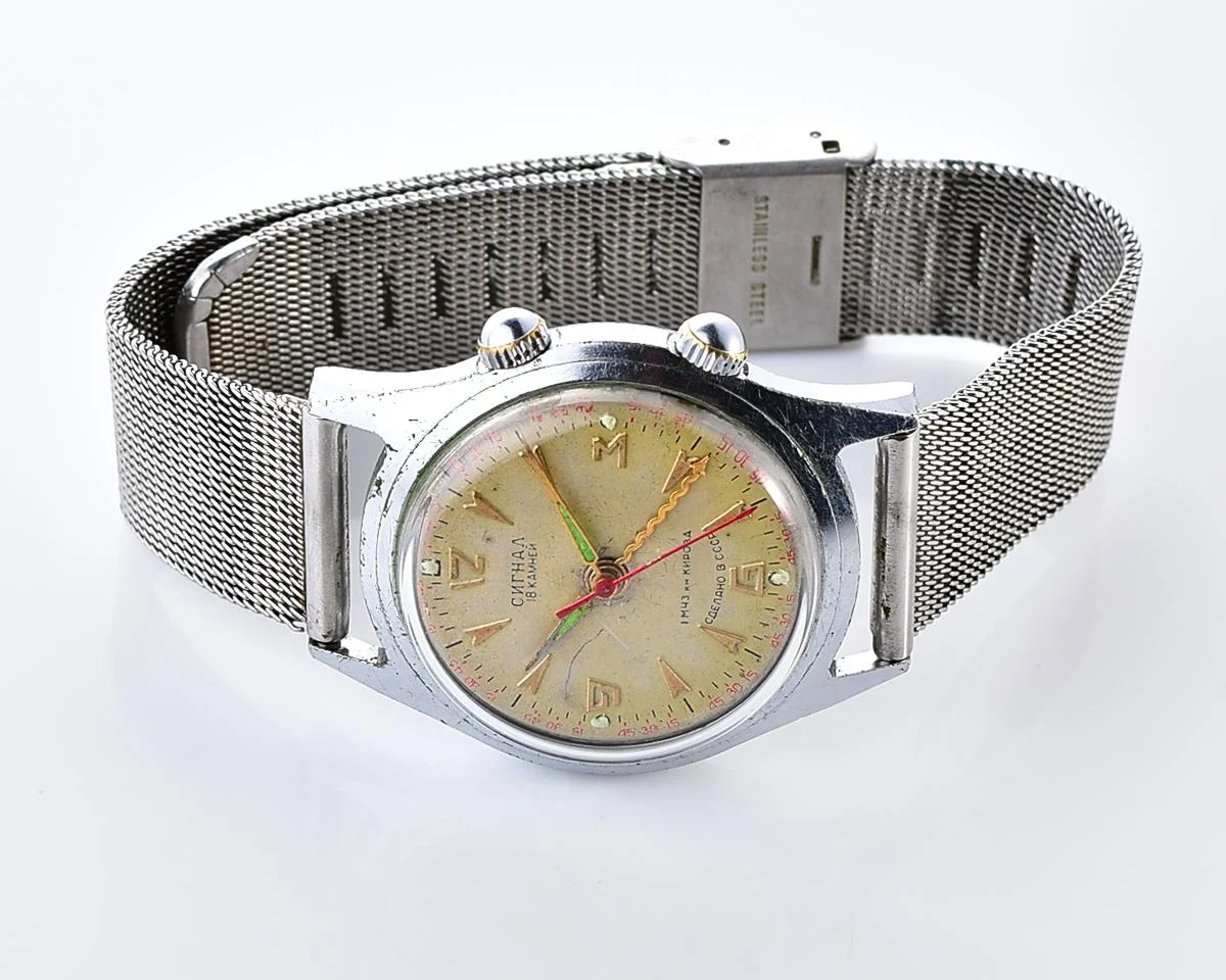 Signal vintage mechanical watch with alarm function