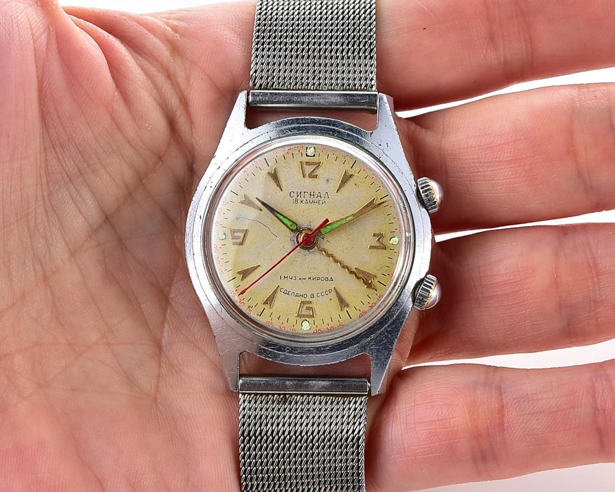 Signal vintage mechanical watch with alarm function