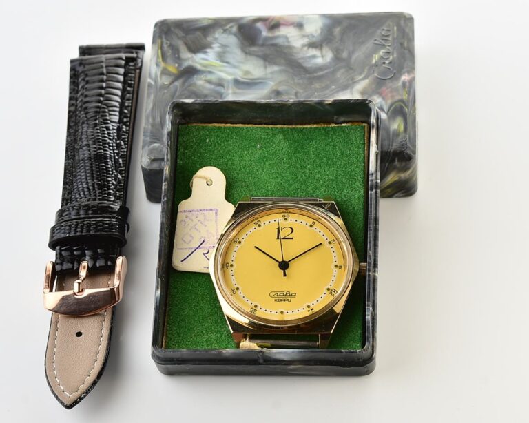 Automatic soviet SLAVA with quartz movement – New Old Stock(NOS)!