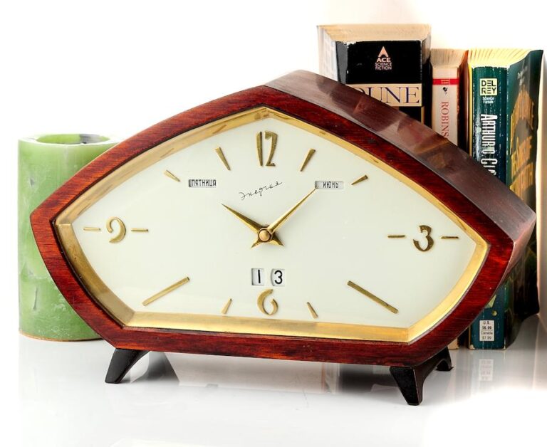 Soviet ENERGIYA vintage mechanical clock with electrical self-winding mechanism, EChL factory, 1960s